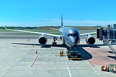 星宇航空9日舉辦STARLUX AIRSORAYAMA藝術計畫發表會，正式亮相藝術機「空山銀」。董事長張國煒表示，由於A350-1000機身是複合材質，要塗裝呈現金屬質感其實非常困難。