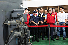 行政院長卓榮泰（前右2）9日赴內湖視察港墘抽水站防颱整備情形，並表示今日與台北市長蔣萬安分別代表中央與地方視察內湖兩處抽水站，要確保排水系統一定可以正常運作。前右為民進黨台北市長參選人沈伯洋。