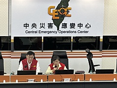 颱風巴威來勢洶洶，中央災害應變中心指揮官、內政部長劉世芳（中）9日表示，地方政府停班停課情況已明朗，呼籲民眾颱風來襲期間避免觀浪、登山等戶外活動，並提前做好防颱準備。