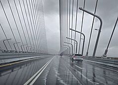 颱風巴威逼近，交通部公路局表示，晚間將陸續封閉淡江大橋，預計12日才重新對外開放。圖為10日中午橋面清晰可見強風吹過的波紋。(讀者提供)