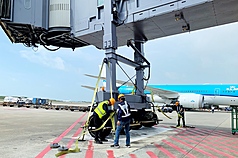 颱風巴威逼近，桃園國際機場10日下午6時起將關閉第2航廈觀景台，並提前完成未使用的D6候機室A380客機專用空橋預防性綁橋固定作業。