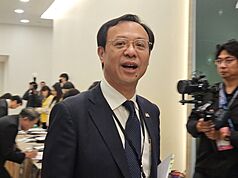 衛福部長石崇良（前）12日出席「2026台灣醫法醫政論壇」，他會前受訪表示，接連發生中聯留樣油合格，但下游產品超標，樣本已無法信賴，將由檢調釐清是否涉及檢體造假。