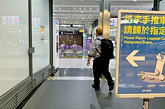 颱風巴威遠離，桃園國際機場12日恢復正常運作，機場捷運、高鐵、台鐵、計程車、停車場及多數客運路線也都恢復正常營運。