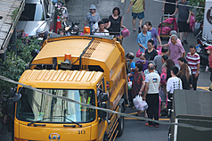 受颱風巴威影響，新北市已經2天暫停收運垃圾，新北市政府環保局因應環境復原需求，12日加班收運垃圾。圖為新北市板橋區民眾午後外出倒垃圾。