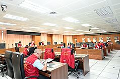苗栗縣政府表示，中央災害應變中心13日召開颱風巴威災後視訊會議，苗栗縣由消防局、民政處、交通工務處派員出席，泰安鄉、南庄鄉公所災害應變中心也參與視訊，提報災後回復現況。（苗栗縣政府提供）