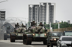 國軍近期進行各項軍事演訓，美國與盟國也正進行環太軍演等演習。學者認為，台灣雖未直接與美國及友盟連動演訓，卻是台灣鞏固自身在第一島鏈的重要力量。圖為國軍聯合防禦操演13日實施時，CM11戰車機動畫面。