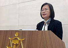 新竹地方法院審理竹北天坑案，13日下午一審宣判，新竹縣長楊文科涉圖利案獲判無罪；豐邑機構董事長劉樹居因違背建築術成規等罪判處3年6月。圖為新竹地院刑事庭庭長林秋宜說明判決。
