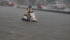 受對流雲系發展旺盛影響，雲林縣13日傍晚出現豪雨，斗六、林內等鄉鎮部分道路淹水，許多汽、機車冒險涉水前行。（民眾提供）