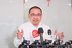 中聯油脂案全面預防性下架，食藥署公布3項重新上架原則，新北市長侯友宜14日表示，先要釐清事實，應該溯源把源頭查清楚，才有要重新上架的可能性。（新北市府提供）