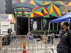 泰國曼谷啤酒餐廳12日深夜發生大火，造成30人死亡、76人受傷。14日火災現場仍拉起封鎖線，入口可見明顯燒灼痕跡。