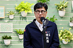 高雄市長陳其邁表示，面對食安工作，中央與地方應該要通力合作，大可不必以究責的方式政治處理，參加行政院的食安會議一起就事論事才是民眾的期待。