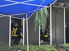 曼谷啤酒餐廳發生重大火災後，調查人員持續進入火場蒐證。