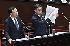 立法院會14日下午邀行政院長卓榮泰（右）率相關部會首長列席，提出「中聯油脂大豆沙拉油事件及食安監管機制缺失檢討」專案報告，並備質詢。卓榮泰表示，地方應在第一線執行非法食品的稽查，是否有做到「進到工廠的查核」，是未來行政、司法調查的一項重要依據。左為衛福部長石崇良。