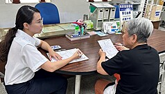 內政部移民署南投縣服務站表示，一名老婦擔心罹患重病、生活無法自理的中國籍孫女因逾期停留而遭強制出境，日前至服務站洽詢，人員依相關法規審慎檢視個案狀況，協助備齊文件辦理展延。
（移民署南投縣服務站提供）