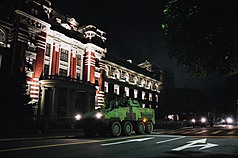 聯合防禦操演15日進入第3天，憲兵出動雲豹8輪甲車自總統府一帶出發，演練確保中樞安全防護課目。