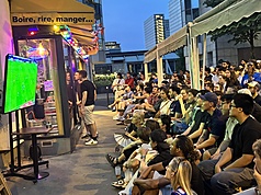 法國隊14日晚間在世界盃足球賽準決賽對上強敵西班牙，許多球迷上街看球。法國最後以0比2輸球。