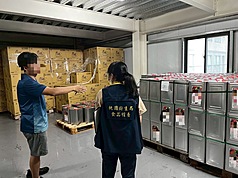 中聯7批問題油流向全台22縣市，食藥署16日公布最新下游業者清單，受波及業者增至1,322家。圖為市府人員稽查情形。(桃園市政府提供)