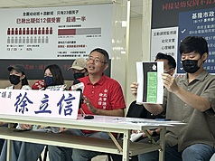 無黨籍台北市議員徐立信（前中）15日與10餘名家長在議會召開某私立幼兒園疑爆集體虐童記者會，徐立信說至少有12名孩童遭受不當對待；家長認為北市府處理緩慢，經多次陳情才協助。