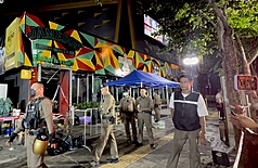 泰國曼谷啤酒餐廳12日深夜發生大火，至今已造成32人死亡、73人受傷。圖為警方事發時在火場外圍拉起封鎖線。