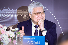 台積電16日召開法人說明會，董事長暨總裁魏哲家宣布，將在美國亞利桑那州加碼投資1000億美元，估計再建置4座晶圓廠，以及先進封裝廠。