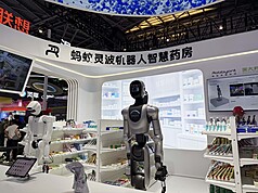 2026世界人工智能大會（WAIC）將於17日開幕，16日大會組委會安排媒體率先探館。圖為螞蟻集團的「螞蟻靈波機器人藥房」，是十大「鎮館之寶」之一，可於90秒內完成取藥流程。
