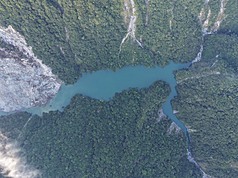 花蓮萬里溪堰塞湖水位持續上升，林保署花蓮分署17日上午7時監測顯示，堰塞湖蓄水量507萬噸，達到原先警戒水位99.4%，由於日前邊坡二度崩塌，天然壩體高度增加，溢流時間是否延後，得觀察新增壩體的穩定程度。
（林業保育署花蓮分署提供）
