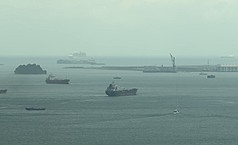 在荷莫茲海峽受衝擊之際，對全球貿易至關重要的馬六甲海峽受關注。圖為馬六甲海峽東南段延伸水域的新加坡海峽。
