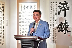 PD
面對中共跨境鎮壓　卓榮泰指政府將全力保障民眾
行政院長卓榮泰17日出席仰山文教基金會在民主尋蹤
館舉辦的「墨痕詩述-台灣百年追尋」展覽開幕式，他
致詞時表示，面對中共跨境鎮壓，政府將全力保障民
眾。
（行政院提供）
中央社記者賴于榛傳真　115年7月17日