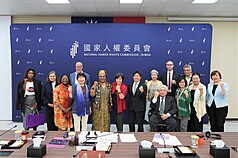 國家人權委員會18日透過新聞稿指出，人權會副主委紀惠容與委員王幼玲、王榮璋、田秋堇、葉大華等人17日邀請CEDAW國際審查委員到人權會拜訪，談話議題觸及人權會存續情形。
（人權會提供）