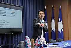 國民黨文傳會主委陳以信表示，黨中央目前主推的公投案以「重啟核電」為優先，至於不同的議題，將尊重黨團的意見。