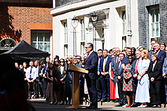 英國首相施凱爾20日在唐寧街發表卸任演說，他隨後前往白金漢宮晉見國王查爾斯三世，正式請辭首相。
（英國首相府提供）