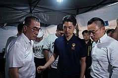 LG
蔣萬安、李四川凱道探視藍營青年絕食行動
台北市長蔣萬安（前中）、國民黨新北市長參選人李
四川（左1）20日傍晚前往凱達格蘭大道，探視藍營
青年絕食行動。
（李四川競選辦公室提供）
中央社記者葉蓁芸傳真　115年7月20日