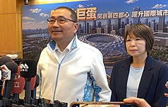 新北市長侯友宜（左）22日在市政會議聽取體育局長洪玉玲（右）的評估報告後，敲定新北大巨蛋將落腳於樹林機五（樹林機廠第五用地），2人會後受訪說明。