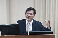 PD
林佳龍：中華民國在太平島有主權
今年適逢南海仲裁案10週年，多位國民黨立委質疑外
交部立場不夠強硬。外交部長林佳龍22日在立法院表
示，「太平島是島，這是事實」，中華民國在太平島
有主權。
中央社記者徐肇昌攝　115年7月22日