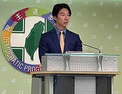 民進黨發言人吳崢22日表示，任何政黨、政治人物都該以國家利益優先。