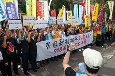 五一行動聯盟多個勞團23日在立法院外舉行記者會，指出勞退新制20年來雇主提繳率停在6%，呼籲勞退新制雇主提繳率提高，保障勞工權益，眾人呼口號表訴求。