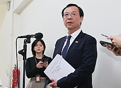 連淨公司生產的苦茶油疑苯駢芘超標，衛福部長石崇良23日在立法院受訪表示，問題苦茶油已先預防性下架，目前已知此案跟中聯問題油品案的原料完全不同，詳細情形持續調查中。