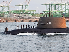 潛艦國造原型艦海鯤艦23日進行第11次潛航測試，近傍晚海鯤號航返高雄港，艦上站著許多測試人員。