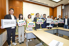 CD
高雄綠委籲支持政院版無人載具條例
民進黨高雄市長參選人賴瑞隆（右6）與黨籍高雄市
立委邱議瑩（左3）、黃捷（左2）等人24日共同舉行
記者會，呼籲支持行政院版「國防自主無人載具採購
特別條例」草案，以國防採購帶動台灣無人載具產業
發展。
中央社記者鄭清元攝　115年7月24日