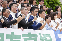 中聯油脂案延燒，台灣民眾黨立法院黨團總召陳清龍(前左起)、國民黨立委林沛祥、基隆市長謝國樑、
台北市長蔣萬安、國民黨立法院黨團總召傅崑萁、台中市長盧秀燕等人24日在立法院議場前廣場齊聲喊口號，呼籲民眾走上街頭要求真相。
