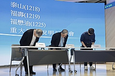 中聯油脂致癌油事件延燒，3大股東代表包含泰山董事長劉偉龍（左）、福壽董事長洪堯昆（中）、福懋油董事長吳星澄（右）今天(24日)召開重大訊息記者會向國人鞠躬致歉。(中央社)