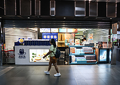 新光三越今天(25日)起接手台北車站商場。台鐵表示，大部分櫃位已恢復營業，少部分櫃位因設備老舊、安全檢測未完全通過，將完成改善後再恢復營業。圖為24日各櫃位提前結束營業進行檢視。資料照片