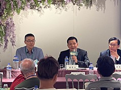 「關懷港澳居民來台居留定居座談會」24日在新北市板橋區召開，陸委會港澳蒙藏處長兼策進會秘書長盧長水（中）出席。
（台港經濟文化合作策進會提供）