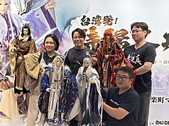 日台合作奇幻布袋戲「東離劍遊紀」迎來10週年紀念展，24日在東京舉行媒體預覽會。擔任系列主題曲演唱者、角色聲優及官方大使的日本歌手西川貴教（左2）親自出席，與霹靂國際多媒體品牌總監黃政嘉（左1）等人合影。