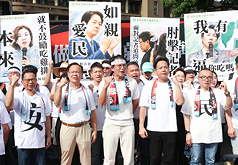 PD
民眾黨食安追責行動　政院前開記者會（1）
油品事件延燒，台灣民眾黨25日在行政院前舉行「人
民要真相、食安要咎責」記者會，黨主席黃國昌（前
中）等人振臂高呼要食安、要健康、要真相等口號表
訴求。
中央社記者謝佳璋攝  115年7月25日