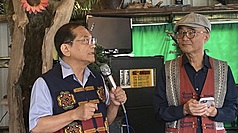 晨星出版日前發表新書「俄羅斯在台灣：俄國軍官捷廉．季耶夫眼中的危機」，並在屏東縣牡丹鄉舉辦國際學術座談會，前原民會副主委鍾興華（左）與該書編著楊孟哲（右）會中交流。