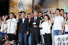 國民黨「我是人，我反毒台」集會25日在凱道舉行，台中市長盧秀燕（前右3）、台北市長蔣萬安（前右
2）、立法院長韓國瑜（前右4）等人陸續上台致詞，
振臂齊呼口號表訴求。