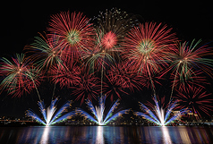 2026大稻埕夏日節25日在延平河濱公園及大稻埕碼頭熱鬧開幕，晚間施放絢爛煙火點亮夜空，將活動氣氛推向最高潮。