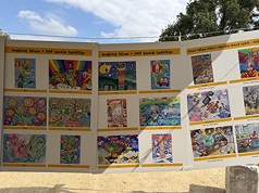 國際兒童藝術基金會舉辦的「世界童玩節」25日在華府國家廣場登場，台灣首度獲邀參與，現場展出逾百幅來自台灣兒童的創意畫作。
