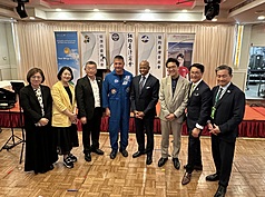 中華職棒大聯盟會長蔡其昌（左3）、美國國家航空暨太空總署太空人林琪兒（左4）、前紐約市長亞當斯（右4）及多位立委，25日在紐約大都會台灣日前僑宴合影。
